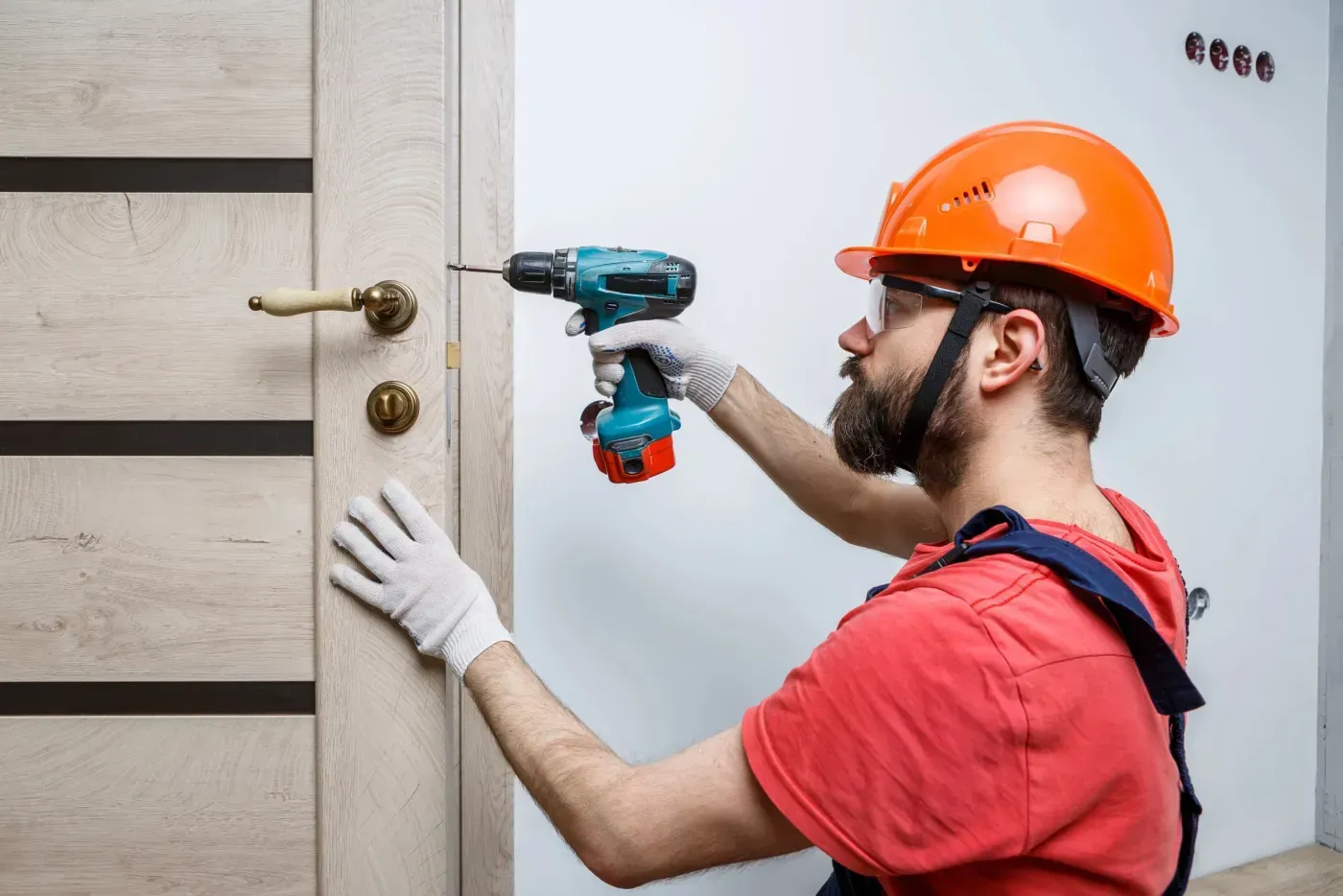 Pose d'une serrure multipoints sur la porte d'entrée d'une villa à Vaucresson